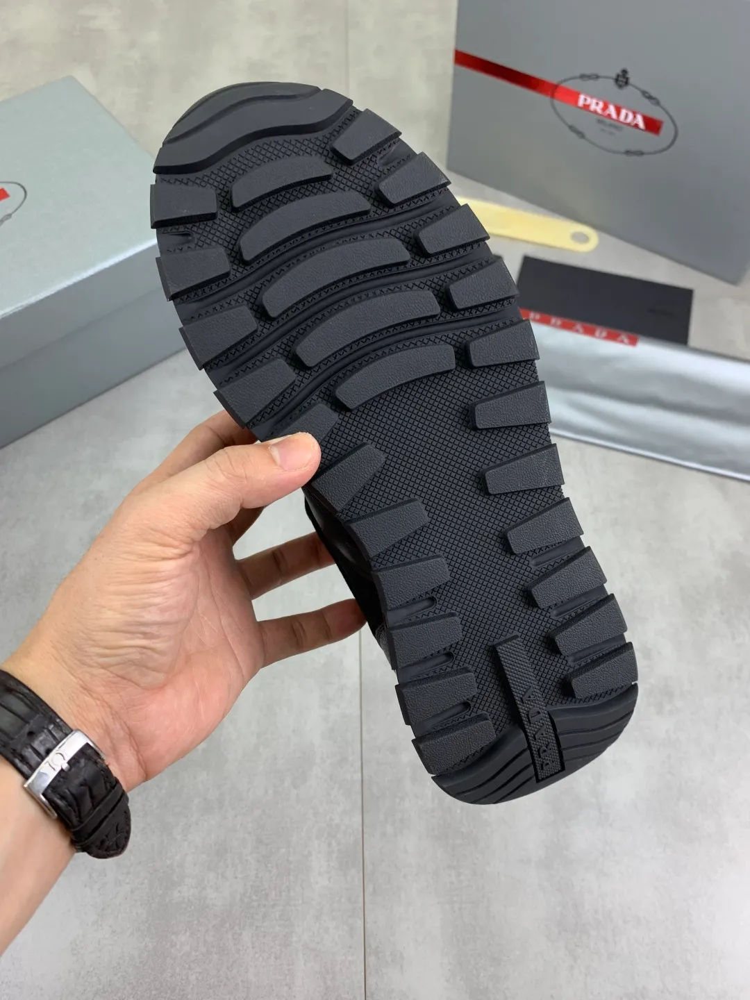 Men's Men's Shoes 💰P560 💰【New Style】 The latest model of high-quality PRADA classic men's shoes has been launched on the official website at a 1:1 replica, synchronized in Hong Kong and on the same catwalk; all made of calfskin➕imported cowhide lining, 🍡🍡original rubber outsole, non-slip and wear-resistant; comfortable on the feet, attractive style, fine workmanship, and simple and neat shoe lasts, highlighting a man's courage and toughness, 👍size 38 to 44 (45 can be customized) black White color🉑️choose